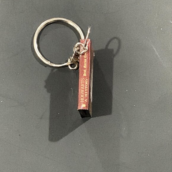 Hogwarts: A History” Keychain – Magical Replica Collectible - Picture 6 of 8